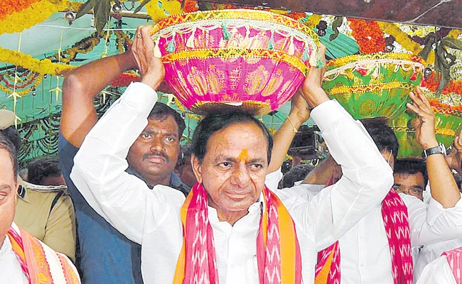 KCR,Governors Of Telangana And Himachal Pradesh Attended For Medaram Jatara - Sakshi