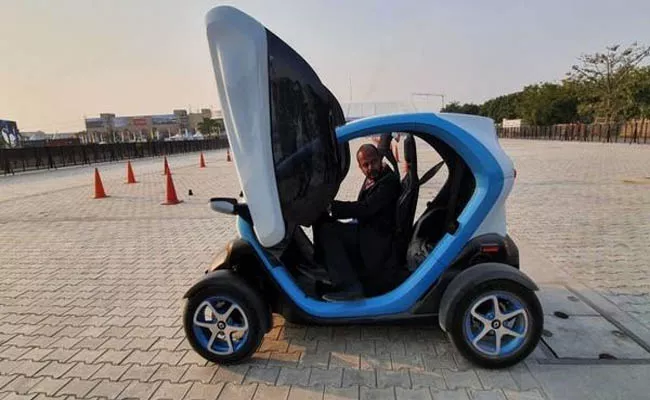 Auto Expo 2020 Renault  Twizy shows off two seater bullet - Sakshi