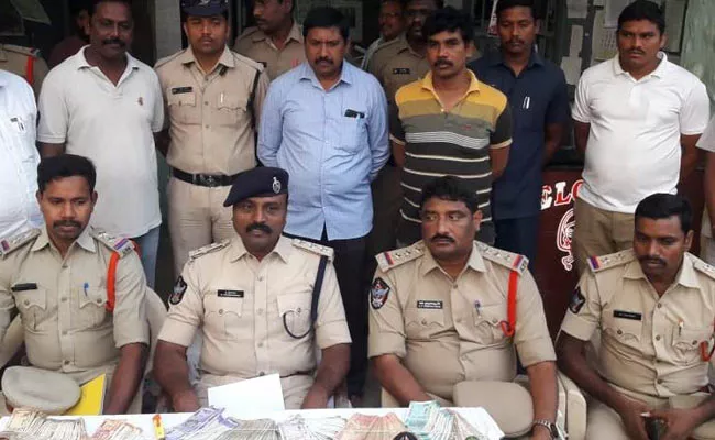 Police Arrested Three Thieves - Sakshi