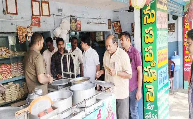 Vigilance And Enforcement Attacks on Shops in Nidadavolu - Sakshi