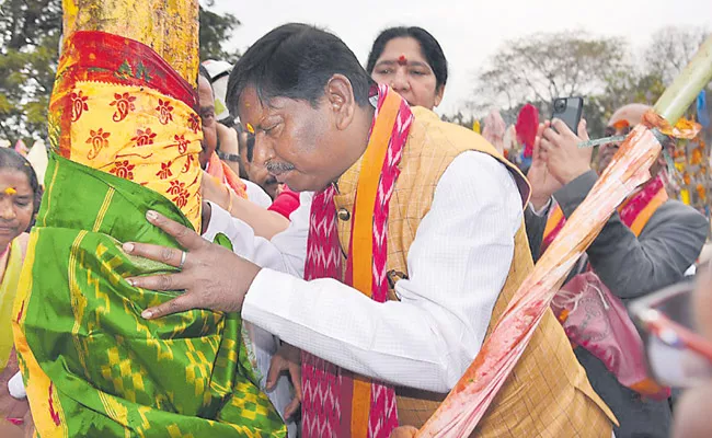 Arjun Munda Visits Medaram Jatara - Sakshi