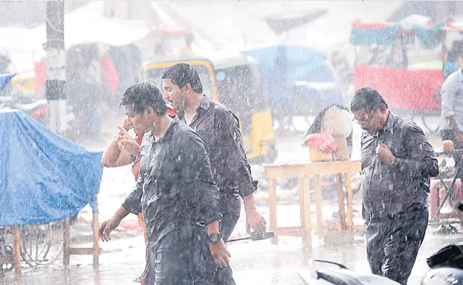 Heavy Rain In Sammakka Saralamma Jatara - Sakshi