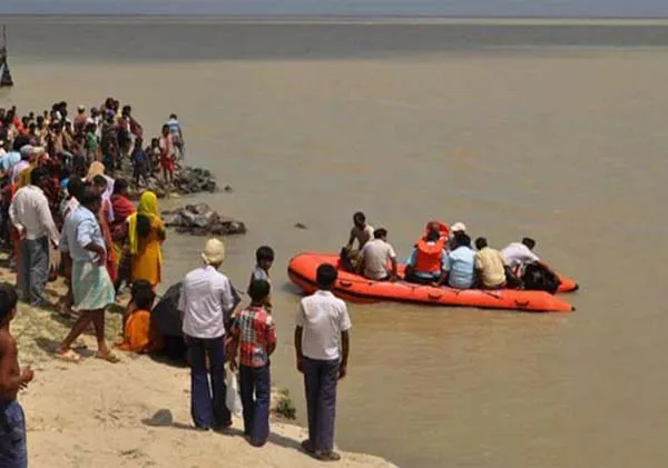 Boat Capsizes In Uttar Pradesh - Sakshi