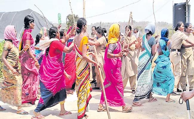 Tribals Attempts to Attacked On Police - Sakshi