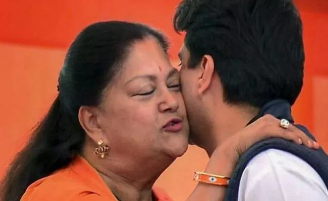 Vasundhara Raje Welcomes Jyotiraditya Scindia Joins In BJP - Sakshi