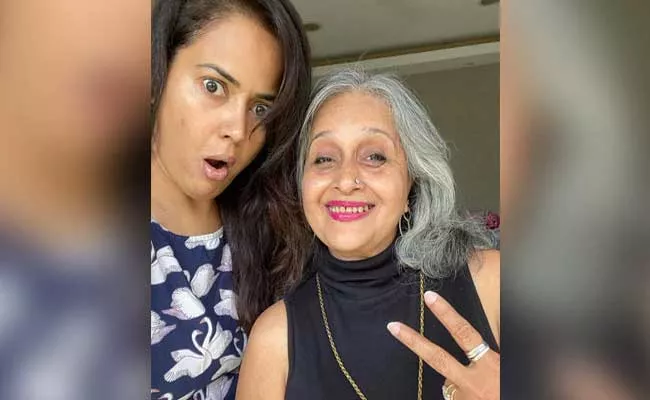 Sameera Reddy Taken Tik Tok Challenge With Her Mom In Law - Sakshi