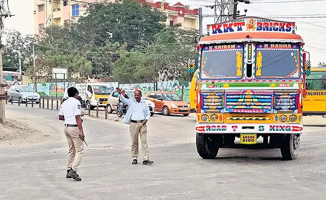 Traffic Police Time Pass in Bahadurpally Traffic Signal - Sakshi