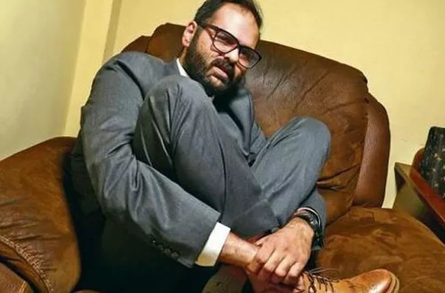 Kunal Kamra Banned By Vistara For Heckling TV Editor On IndiGo Flight - Sakshi