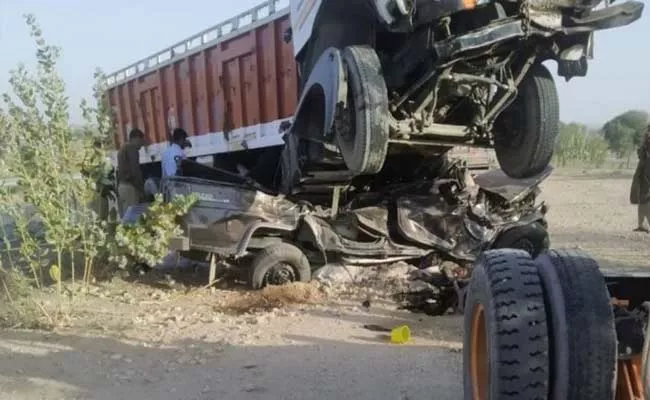 Rajasthan: 11 people Killed And 3 people Injured In Road accident - Sakshi