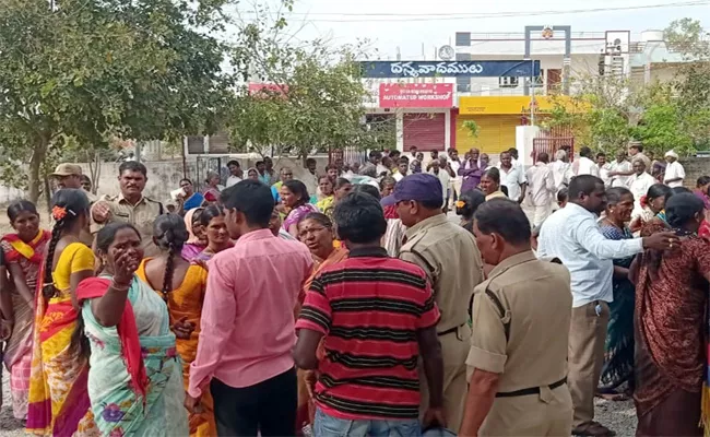 Women Made Strike At Boy Friend House For Marriage In Munugode - Sakshi