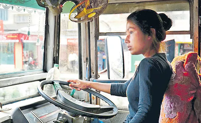 Special Story About Bus Driver Kalpana From Kolkata - Sakshi