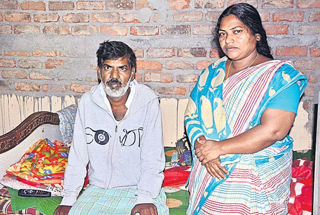 Auto Driver Sanjeev who Suffering with Cancer Seek Help - Sakshi