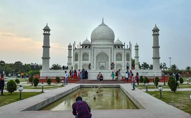 Corona effect: Taj Mahal To Closed Till March 31 - Sakshi