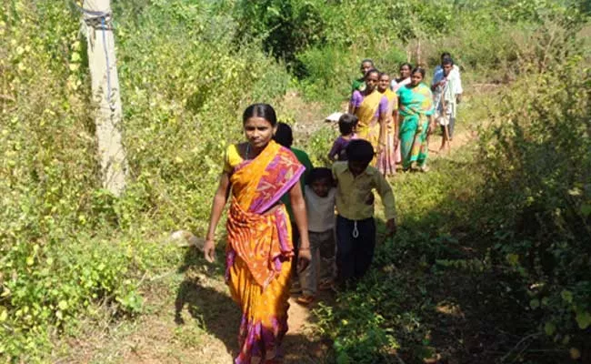 6 Families Lives In Mountain In Khammam - Sakshi