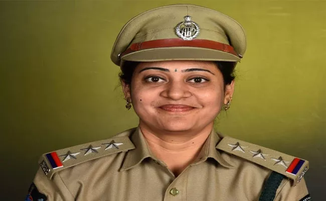 AP Police Association Vice President Swarna Latha Fires On Ayyanna Patrudu - Sakshi