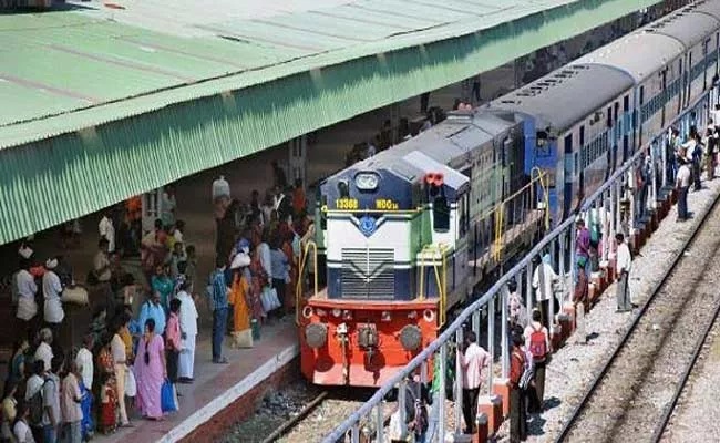 COVID 19 Prevent Awareness Programms Conducted In Vijayawada Railway Station  - Sakshi