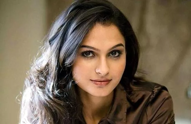 Andrea Jeremiah regrets doing intimate scenes in Vada Chennai - Sakshi