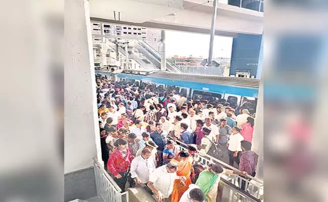 HYD Passengers Facing Trouble With shuttle Services In Metro Stations - Sakshi