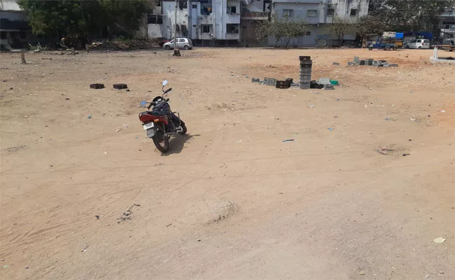 Illegal Possession Of Gandhi Park Land In Yadadri Bhuvanagiri - Sakshi