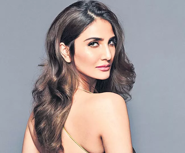 Vaani Kapoor to star opposite Akshay Kumar in Bell Bottom - Sakshi