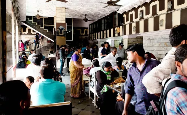 Corona virus: Crowds on the Chai Cafes In Hyderabad - Sakshi