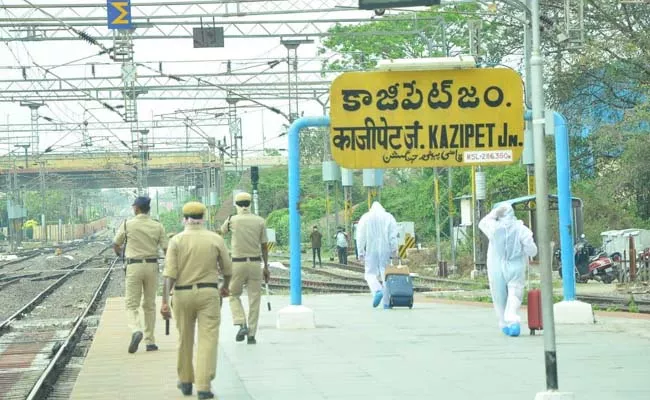 Couple deboarded from Delhi Bengaluru Rajdhani Express  - Sakshi