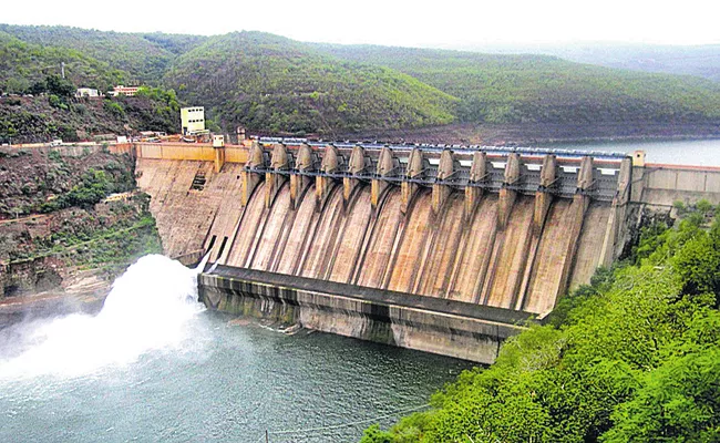 Water level in Srisailam reached 834 feet - Sakshi