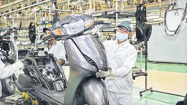 Indian auto industry suspends production due to coronavirus - Sakshi