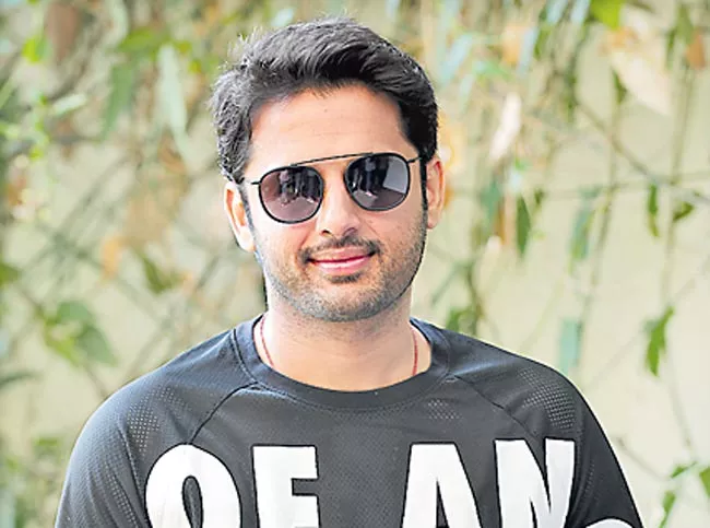 Nithin donates Rs 20 lakhs to CM funds to AP And Telangana - Sakshi