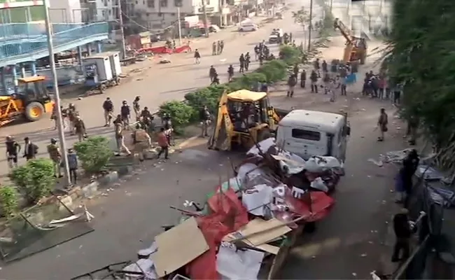 Delhi Police clears the Shaheen Bagh Protesters - Sakshi