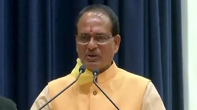 Shivraj Singh Chouhan sworn in as Madhya Pradesh CM - Sakshi