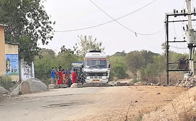 Villagers who blocked the dead body - Sakshi