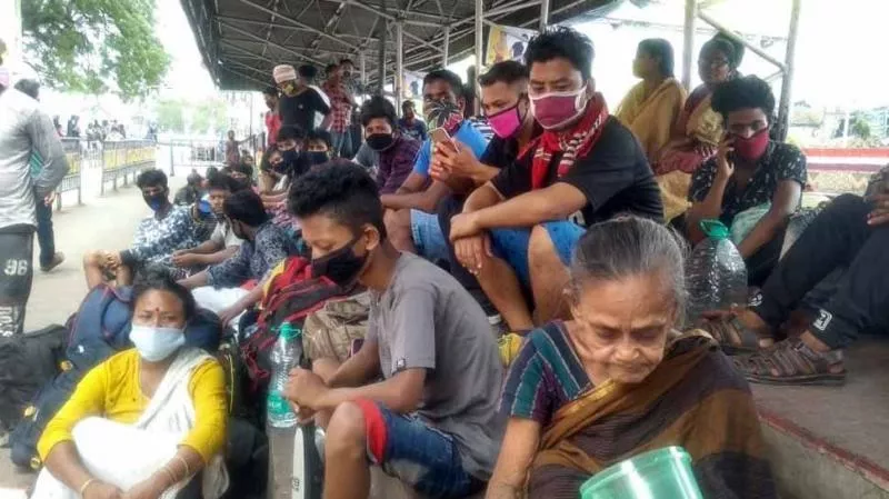  Migrant Workers Stranded At Howrah Station - Sakshi