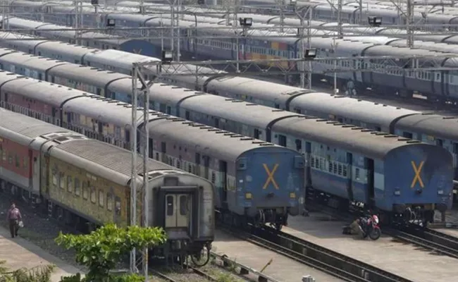 Corona virus lockdown: Railways cancels all trains till April 14 - Sakshi