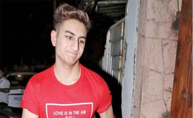 Ibrahim Ali Khan Shares Funny Photo  From Quarantine On His Instagram - Sakshi