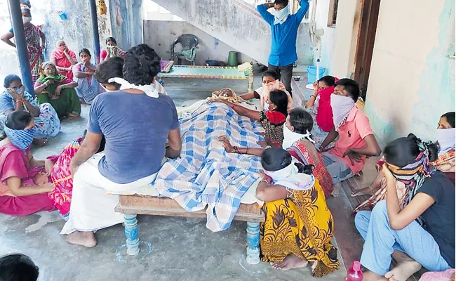 ASHA workers Carry Pregnant woman for 3km at mulakalapalli - Sakshi