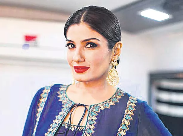 Raveena Tandon takes an auto journey - Sakshi