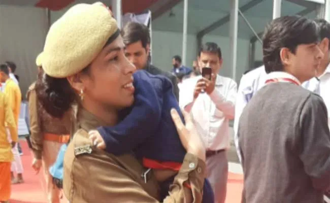 Woman Cop Carries Infant Son In Arms At Yogi Adityanath Event In Noida - Sakshi