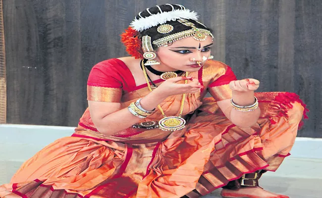 Special story About Traditional Dance Parimala Haripriya In Family - Sakshi