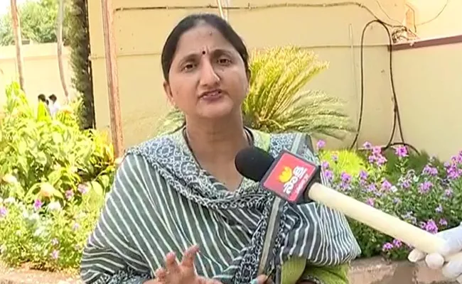 Vijayawada Joint Collector Madhavi Latha Talks in Press Meet On Corona  - Sakshi