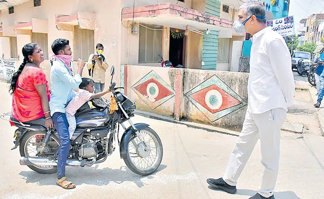 Finance Minister Harish Rao Counseling For Motorists On The Road - Sakshi