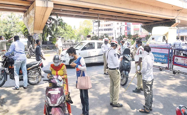 Traffic Challans Rise in Hyderabad Lockdown Time - Sakshi