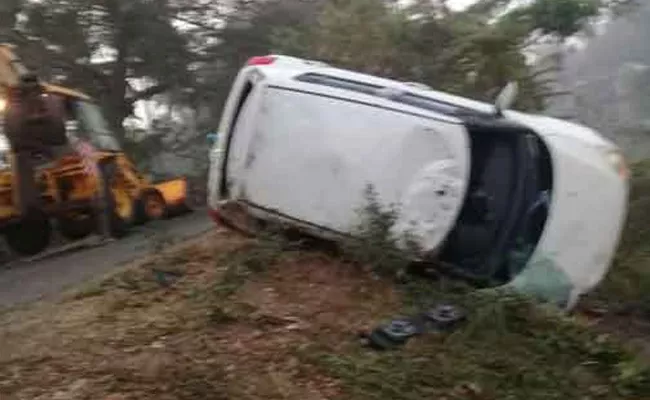 Car Fall In Narsapuram Canal In West Godavari District - Sakshi