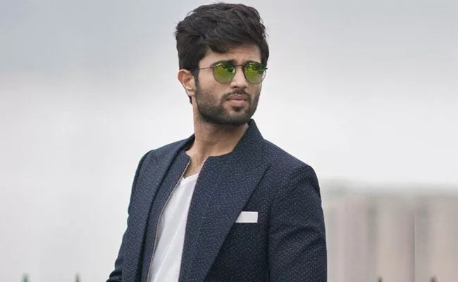 Hero Vijay Devarakonda Files Complaint Against Impostor - Sakshi