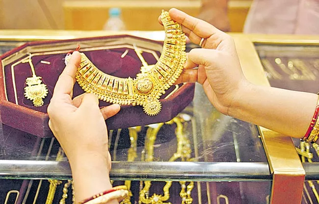 Gold price tops record Rs 40,000 markas recession fears deepen - Sakshi