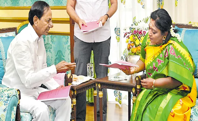 CM KCR Met Tamilisai Soundararajan - Sakshi