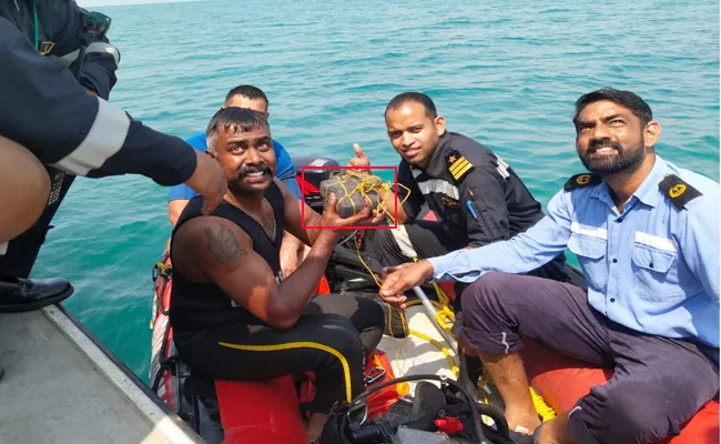 Coast Guard Officers Catch Gold Biscuits in Tamil nadu Sea - Sakshi