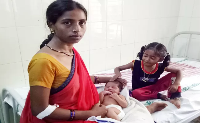 Sarvajana Hospital Staff Money Collecting From Patients Anantapur - Sakshi