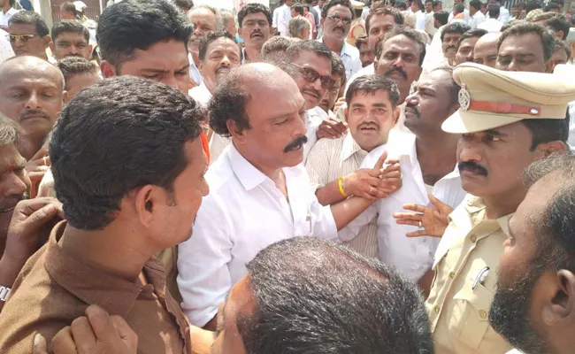 YSRCP Leader Y Vishweshwar Reddy Stuck In Lift In Anantapur - Sakshi