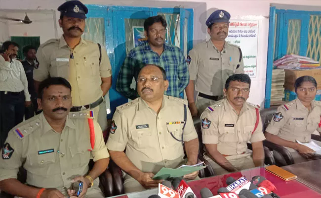 Police Arrested Accused Who Physical Assaulting Girl In Mandapet - Sakshi